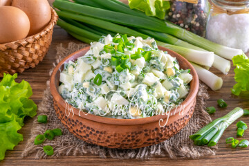 Салат с яйцом и зеленым луком