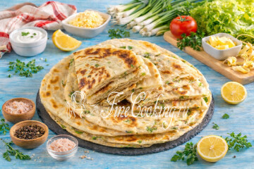 Слоеные лепешки с зеленым луком на сковороде (постные)