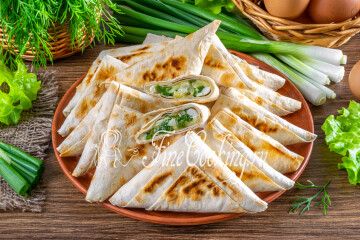 Треугольники из лаваша с яйцом, сыром и зеленым луком