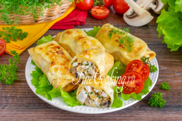 Яичные блинчики с курицей, грибами и сыром